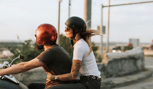 गर्लफ्रेंड को लॉन्ग ड्राइव घुमाने के लिए युवक ने लगाया ऐसा जुगाड़, सब कहेंगे ‘गज़ब है !’