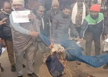 प्रयागराज: अपने बयान पर फिर घिरे राहुल, पुरोहितों ने फूंका पुतला