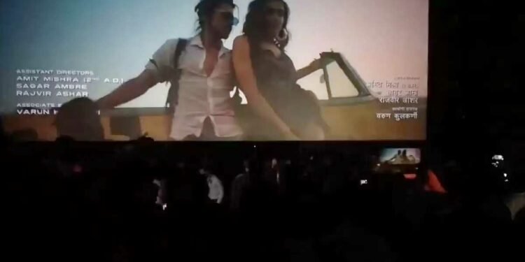 वाराणसी में पठान फिल्म पर थिएटर के बाहर विवाद, भीतर हुई मस्ती