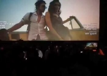 वाराणसी में पठान फिल्म पर थिएटर के बाहर विवाद, भीतर हुई मस्ती