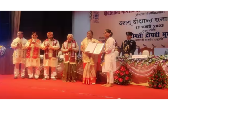 बाबासाहेब भीमराव अंबेडकर विश्वविद्यालय के 10वें दीक्षांत समारोह में राष्ट्रपति द्रौपदी मुर्मू ने10 गोल्ड मेडलिस्टको किया सम्मानित