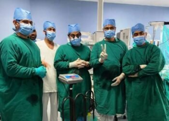 55 वर्षीय मरीज के पेट से निकला 30 किग्रा का ट्यूमर, निदेशक ने दी बधाई