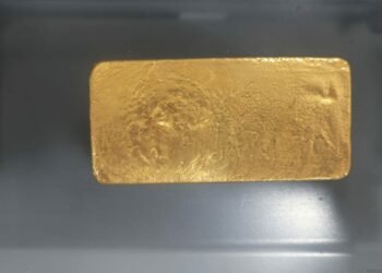 अंडर गारमेंट में छुपाये एक करोड़ का सोना बरामद, कार्रवाई