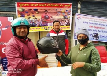 मौत से बचना है तो पुस्तक दो हेलमेट लो…, एक घटना ने राघवेंद्र को बना दिया हेलमेट मैन