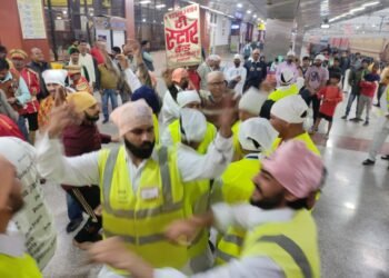 डेरा सचखंड बल्लां से संत निरंजन दास पहुंचे वाराणसी, हुआ भव्य स्वागत