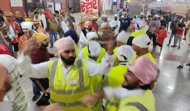 डेरा सचखंड बल्लां से संत निरंजन दास पहुंचे वाराणसी, हुआ भव्य स्वागत