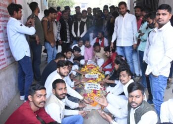 छात्रों ने महाविद्यालय प्रशासन का फूंका शव