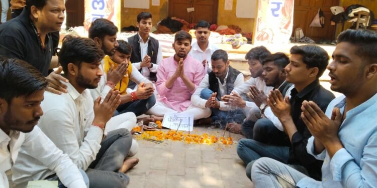 छात्रों ने कॉलेज प्रशासन का किया पिंडदान