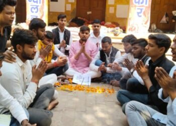 छात्रों ने कॉलेज प्रशासन का किया पिंडदान