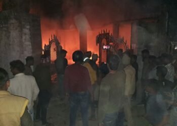 फोम व गद्दे के गोदाम में लगी आग