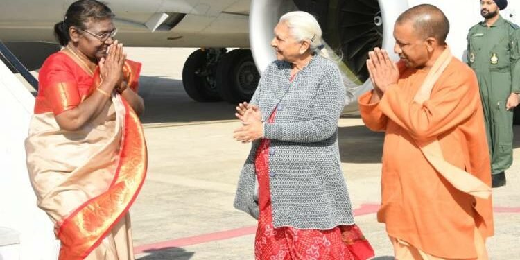 वाराणसी एयरपोर्ट पर राष्ट्रपति द्रौपदी मुर्मू का स्वागत
