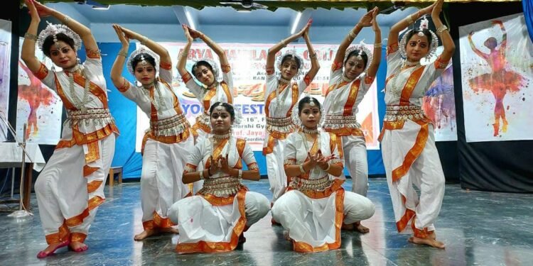 युवा महोत्सव ‘अभ्युदय’ का शानदार आगाज, छात्राओं की प्रस्तुतियों ने जीता दिल