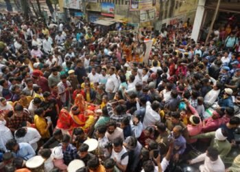 भूत और भभूत संग निकाली तिलभांडेश्वर मंदिर की शिव बारात, देखें Photos