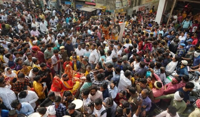 भूत और भभूत संग निकाली तिलभांडेश्वर मंदिर की शिव बारात, देखें Photos