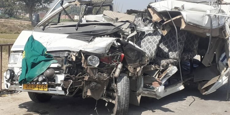 एयरपोर्ट रनवे के सामने दो वाहनों में हुई टक्कर, एक की मौत, चार घायल