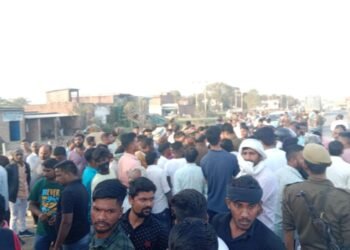 शादी में जा रहे बाइक सवार दो युवकों को ट्रक ने कुचला