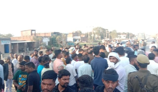 शादी में जा रहे बाइक सवार दो युवकों को ट्रक ने कुचला