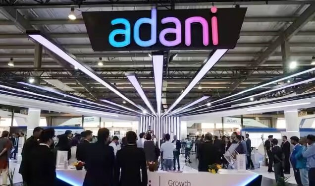 5 दिन में 60% तक गिरे अडाणी ग्रुप के शेयर, संसद में विपक्ष का हंगामा जारी
