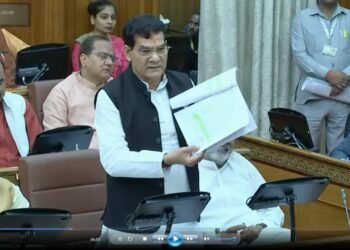 योगी सरकार सफाई मित्रों के सम्मान, मानदेय एवं जीवन की सुरक्षा की कर रही चिंता : एके शर्मा