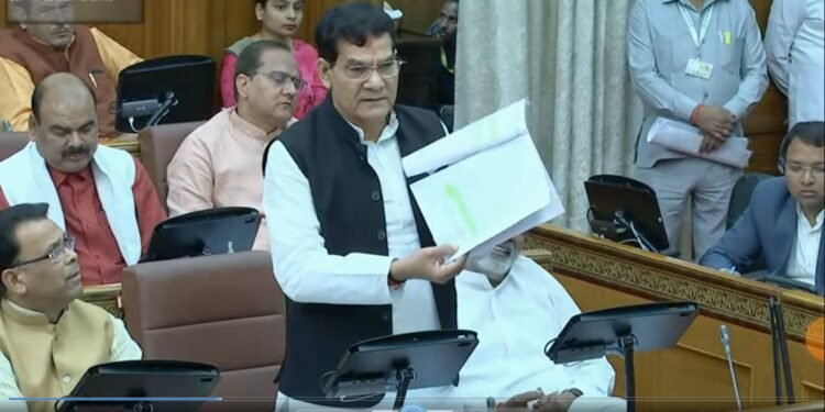 योगी सरकार सफाई मित्रों के सम्मान, मानदेय एवं जीवन की सुरक्षा की कर रही चिंता : एके शर्मा