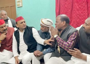 बलिया: असलहा व्यापारी के परिजनों से मिले अखिलेश यादव, सरकार पर लगाए गंभीर आरोप