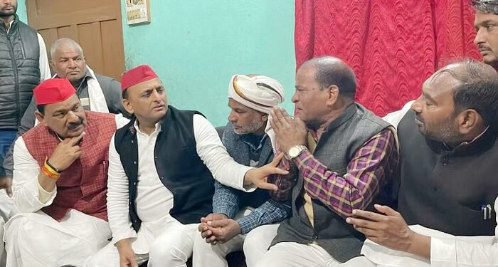 बलिया: असलहा व्यापारी के परिजनों से मिले अखिलेश यादव, सरकार पर लगाए गंभीर आरोप