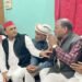 बलिया: असलहा व्यापारी के परिजनों से मिले अखिलेश यादव, सरकार पर लगाए गंभीर आरोप