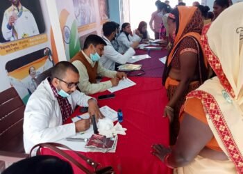 निशुल्क स्वास्थ्य शिविर में जांच कर बांटी गई दवाएं
