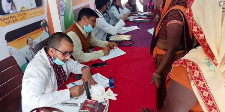 निशुल्क स्वास्थ्य शिविर में जांच कर बांटी गई दवाएं