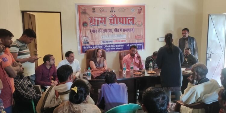 जनचौपाल कार्यक्रम के तहत खंड विकास अधिकारी ने सुनी ग्रामीणों की समस्याएं