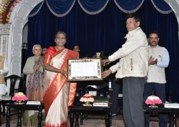 राष्ट्रपति द्रौपदी मुर्मू बुक्सा जनजातीय समूह के प्रतिनिधियों से बातकर विकास के लिए प्रेरित किया