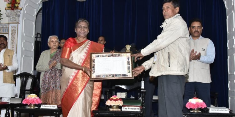 राष्ट्रपति द्रौपदी मुर्मू बुक्सा जनजातीय समूह के प्रतिनिधियों से बातकर विकास के लिए प्रेरित किया