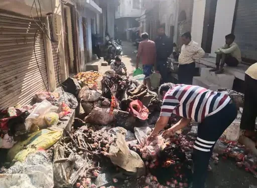 पूजन भंडार दुकान में आग लगने से लाखों का माल जल कर राख