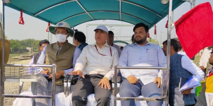 सीआरएस ने किया दोहरीकरण एवं विद्युतीकरण कार्य का निरीक्षण