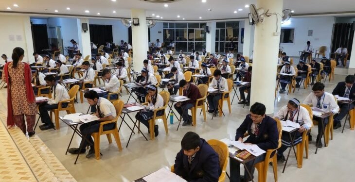 10वीं की बोर्ड परीक्षा शुरू, लखनऊ के109 सेंटर पर हुए एग्जाम