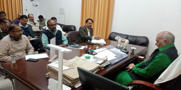 निवेशकों के आवेदनों का संबंधित विभाग द्वारा समयबद्ध निस्तारण सुनिश्चित किया जाये : धर्मपाल सिंह