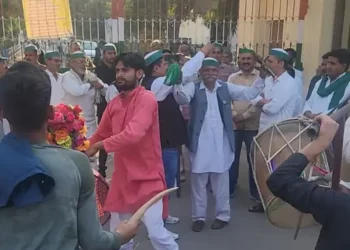 ढोल-नगाड़ों के साथ कलेक्ट्रेट पहुंचे किसान कहा, आवारा पशुओं से हैं हम परेशान