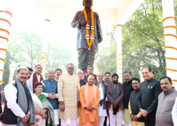 दीनदयाल उपाध्याय की 55वीं पुण्यतिथि में सीएम योगी ने दी श्रद्धांजलि और बोले डबल इंजन सरकार पंडित उपाध्याय के सपनों को कर रही पूरा