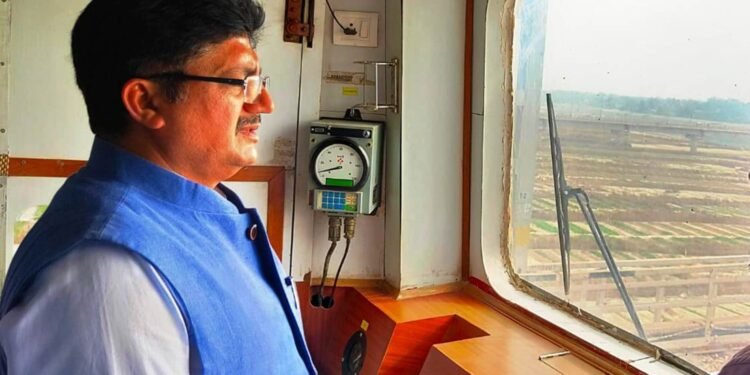 डीआरएम ने किया लखनऊ-कानपुर रेलखण्ड का विण्डों ट्रेलिंग निरीक्षण