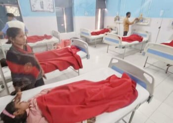 Bhadohi: फाइलेरिया की दवा खाने से 25 बच्चों की हालत नाजुक, CMO बोले- खाली पेट खाने से हुई समस्या