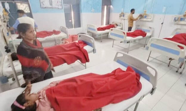 Bhadohi: फाइलेरिया की दवा खाने से 25 बच्चों की हालत नाजुक, CMO बोले- खाली पेट खाने से हुई समस्या