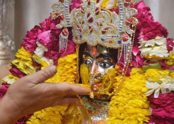 Shri Kashi Vishwanath Temple: महंत आवास पर हुई गौरा की हल्दी, गाए गए मंगल गीत