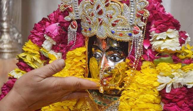 Shri Kashi Vishwanath Temple: महंत आवास पर हुई गौरा की हल्दी, गाए गए मंगल गीत