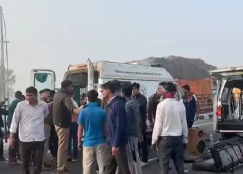 कोहरे के चलते दिल्ली-लखनऊ हाईवे पर गाड़ियां टकराने से 1 की मौत, 18 घायल