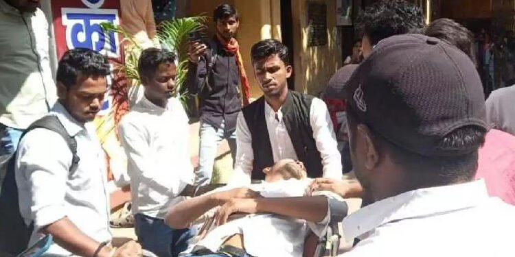 छात्रसंघ चुनाव: अनशनरत छात्रों की बिगड़ी तबियत, अस्पताल में भर्ती
