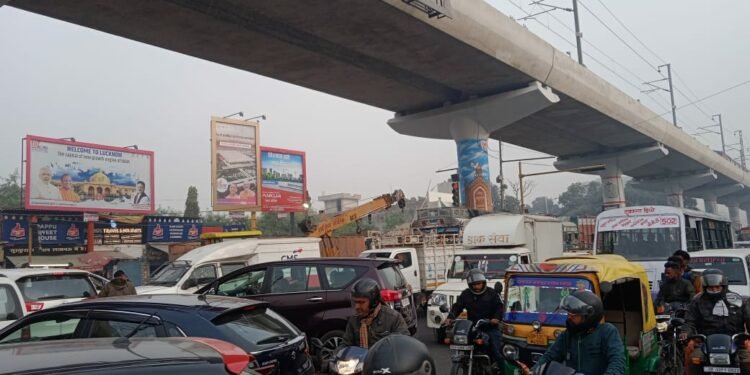 एलपीजी गैस टैंकर और ट्रक में टक्कर से करीब 4 घंटे तक कानपुर रोड पर रहे जाम के हालात