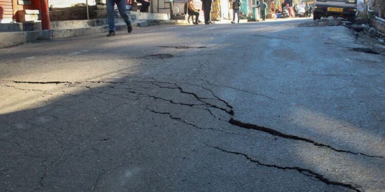 जोशीमठ-बद्रीनाथ हाईवे पर फिर दिखीं दरारें, चारधाम यात्रा से पहले कई जगह सडकें धंसी