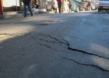 जोशीमठ-बद्रीनाथ हाईवे पर फिर दिखीं दरारें, चारधाम यात्रा से पहले कई जगह सडकें धंसी