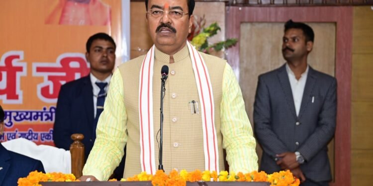 खंड विकास अधिकारी गांव और गरीब के विकास की योजनाओं को धरातल पर उतारें : केशव प्रसाद मौर्य