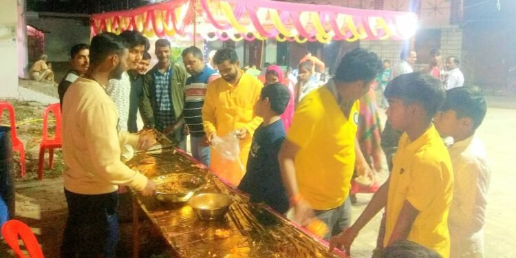 मंदिरों में दर्शन के लिए उमड़े शिवभक्त भंडारे का हुआ आयोजन